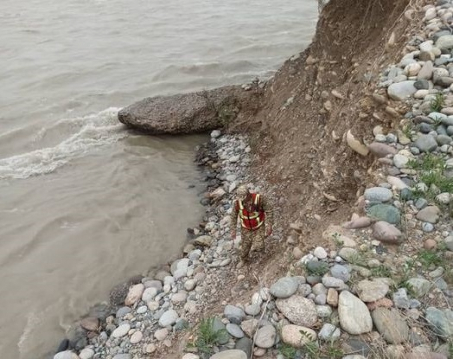 В Нарыне ищут 4-летнюю девочку, упавшую в реку