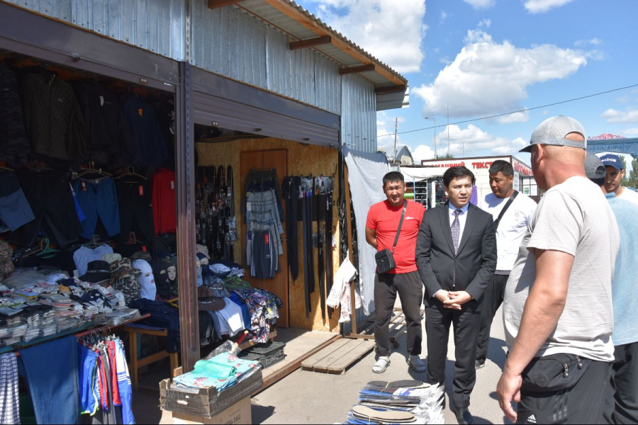 Посол КР в Казахстане встретился с кыргызстанцами, работающими на рынке «Шанхай» в Нур-Султане