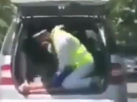 Волонтер делает непрямой массаж сердца прямо в багажнике (видео)