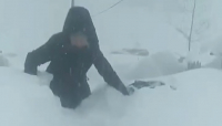 В Ак-Суу учителя по пояс в снегу добираются до школы - видео