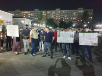 Сторонники Асылбека Жээнбекова и Торобая Зулпукарова вышли на митинг к зданию суда