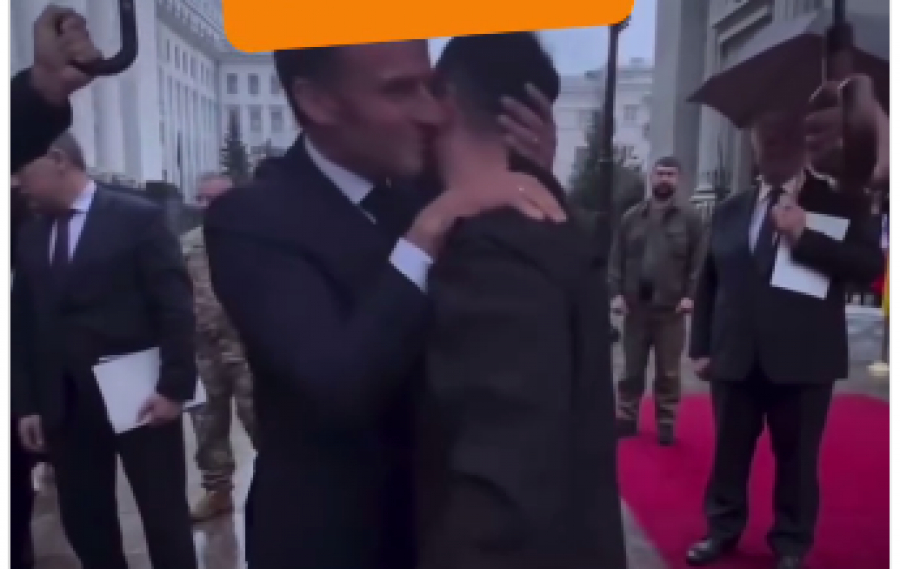Киевский стиль: Зеленский в штанах наоборот и Макрон с поцелуем (видео)
