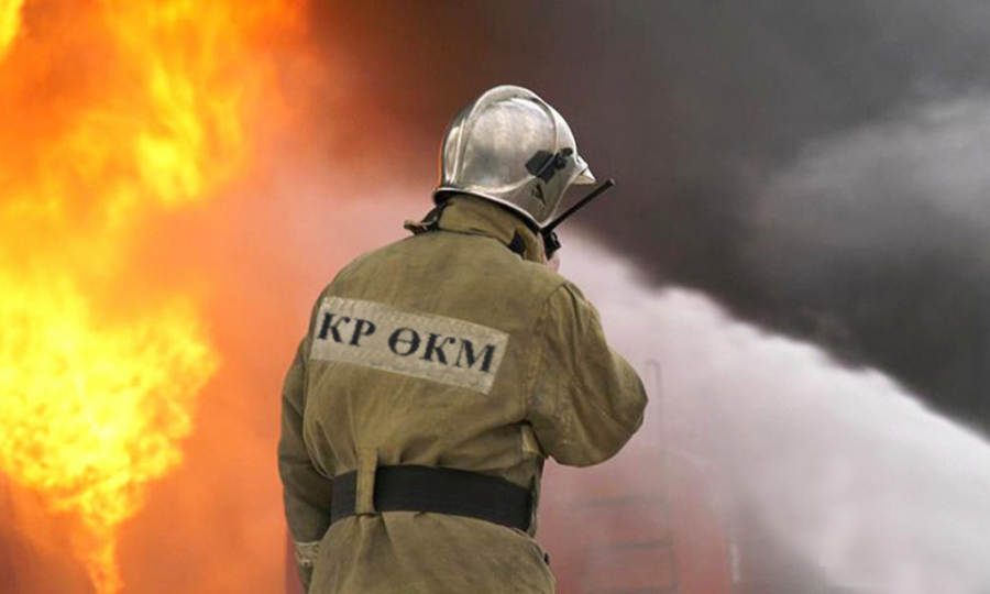 Возле рынка «Оомат» в Оше произошел крупный пожар (видео)
