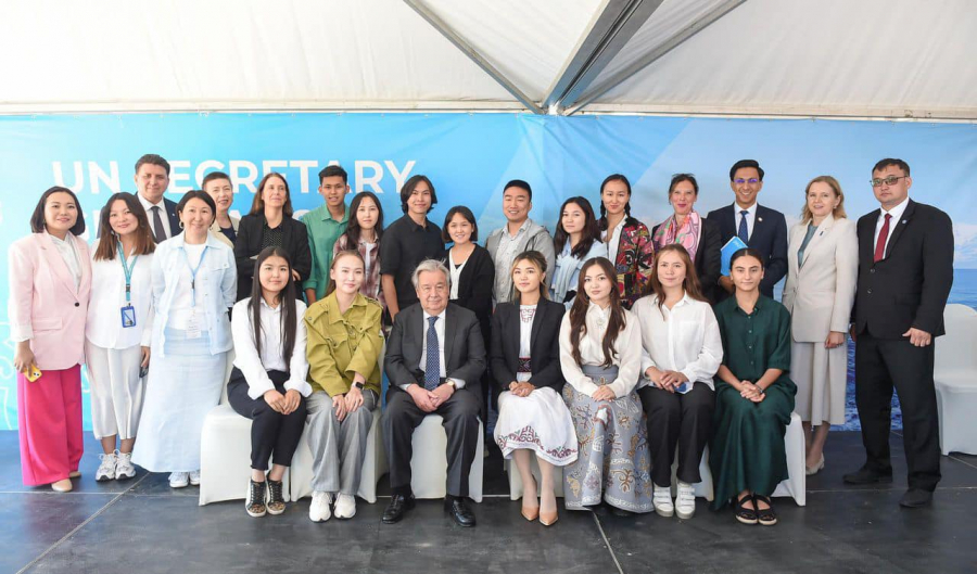 Молодые кыргызстанцы встретились с генсеком ООН Антониу Гутерришем