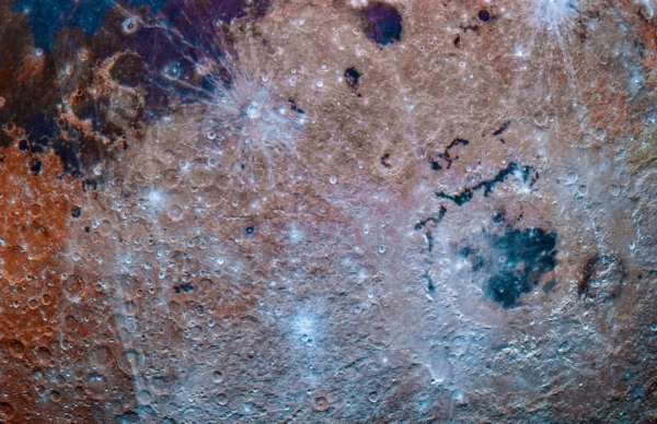 NASA показало цветное изображение обратной стороны Луны
