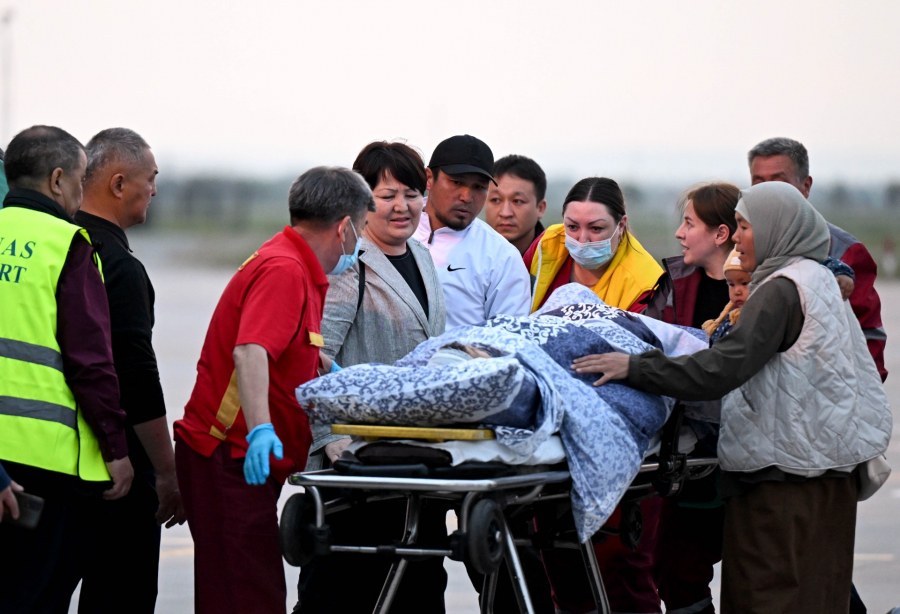В Бишкек прибыл самолет с пострадавшими детьми из Сузака.