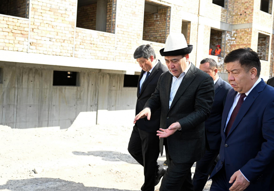 Садыр Жапаров посетил строительство жилых домов в Джалал-Абаде