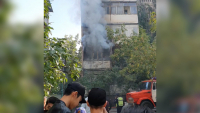 В центре Бишкека загорелась квартира (видео)