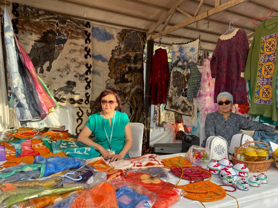 Кыргызские ремесленницы представили изделия на международном фестивале в Индии