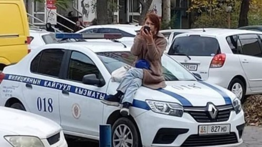 В Бишкеке трансгендерная женщина устроила фотосессию на капоте милицейской машины (фото)