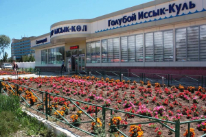 Жители Чолпон-Аты: «Голубой Иссык-Куль» берет деньги за вход на их территорию, но не облагораживает санаторий