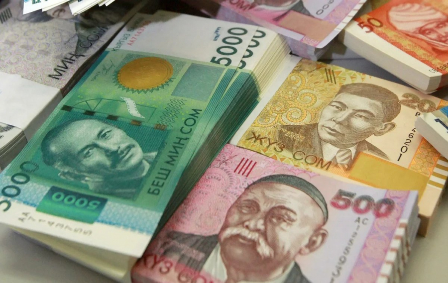 Сом обесценился к доллару, евро и рублю