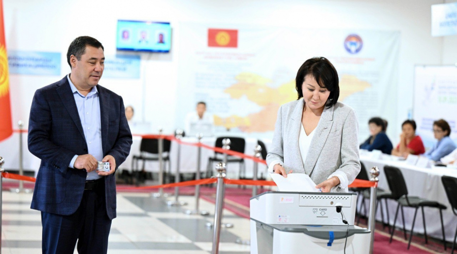 Садыр Жапаров вместе с супругой проголосовали на выборах депутата ЖК в Бишкеке