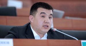 Урмат Самаев, поздравляя учителей, с трудом прочитал подготовленный текст (видео)