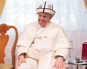 Папа Римский Франциск сфотографировался в кыргызском калпаке (фото)