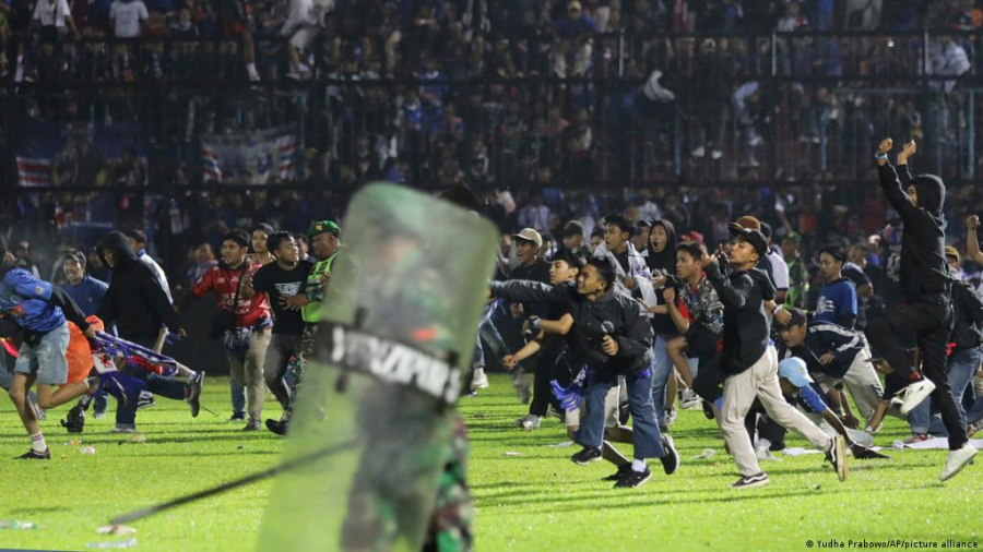 В Индонезии во время давки среди футбольных фанатов погибло 127 человек