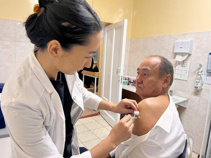 Глава Минздрава призвал кыргызстанцев сделать прививку от COVID