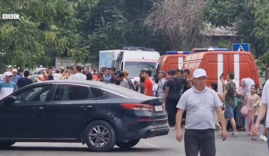 Пожар в Бишкеке. Из высотки спасены 10 человек, еще 50 эвакуированы (видео)
