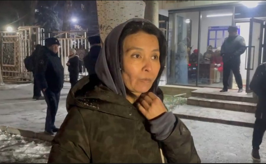 Мать задержанной журналистки Айке Бейшекеевой 11 часов ждет свою дочь возле МВД