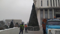 В Бишкеке начали устанавливать три новогодние елки (фото)