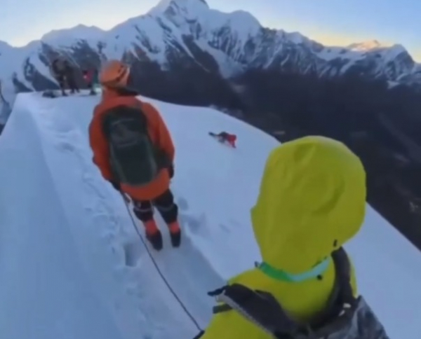 Өте қисық қызбен жыныстық қатынас Қыз өзін мастурбациялайды (фото)