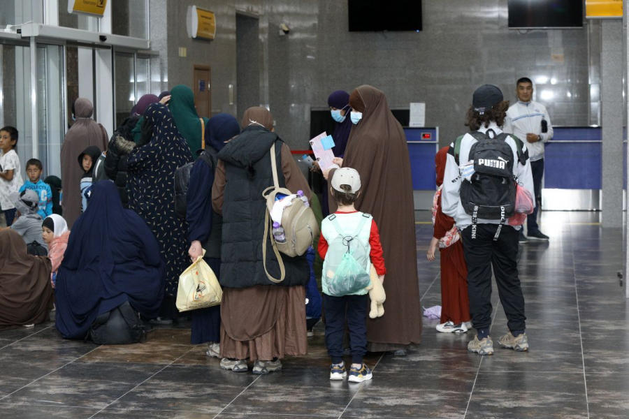 Из Сирии в Кыргызстан вернули 8 женщин и 14 детей