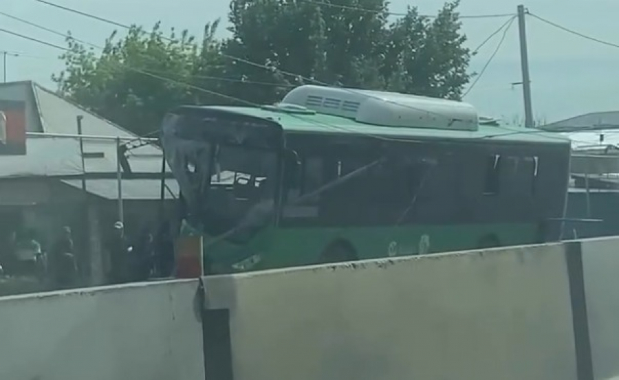 Бишкекте автобус мамыны сүзүп, троллейбус линияларын үздү - видео