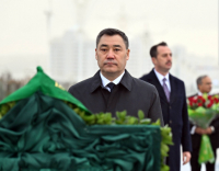 Садыр Жапаров возложил цветы к Монументу нейтралитета в Ашхабаде