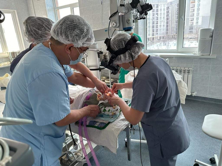 Врачи НЦОМиД освоили новую операцию на глазах у недоношенных детей