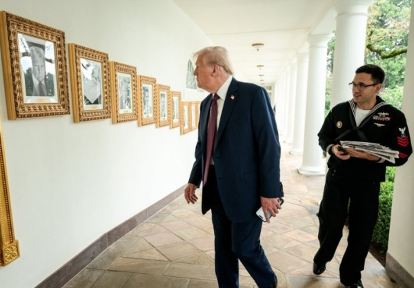 Портрет Байдена в Белом доме заменили на фотографию автопера