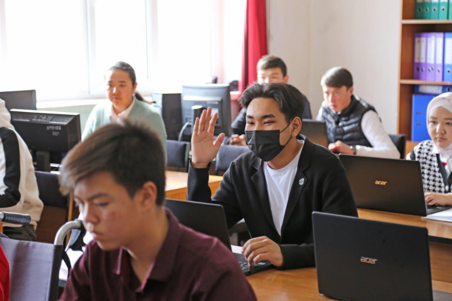 Компания «Кумтор» оборудовала компьютерный класс в Нарынском государственном университете