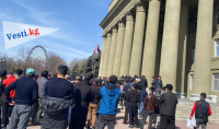 Возле Дома правительства в Бишкеке проходит митинг с участием более 1 000 человек