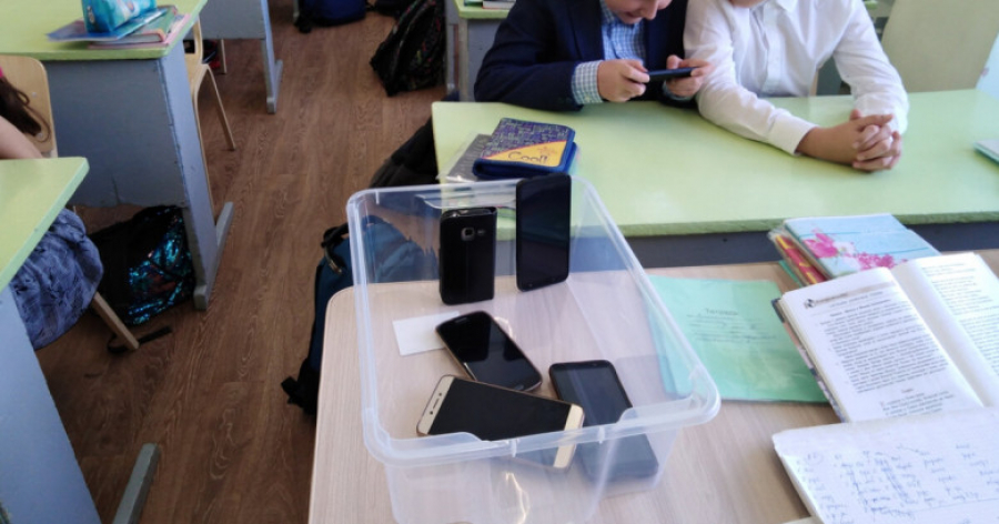 Комитет ЖК одобрил законопроект, ограничивающий использование смартфонов в школах