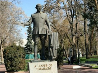 В Бишкеке памятник Иманалы Айдарбекову разваливается на глазах