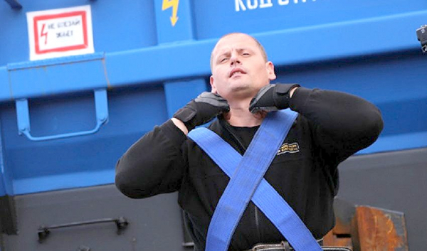 Кыргызстанец протащил семь грузовых полувагонов шесть метров