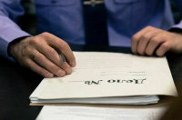 Чиновники Ветслужбы в Оше проводили незаконные проверки и вымогали деньги у торговцев