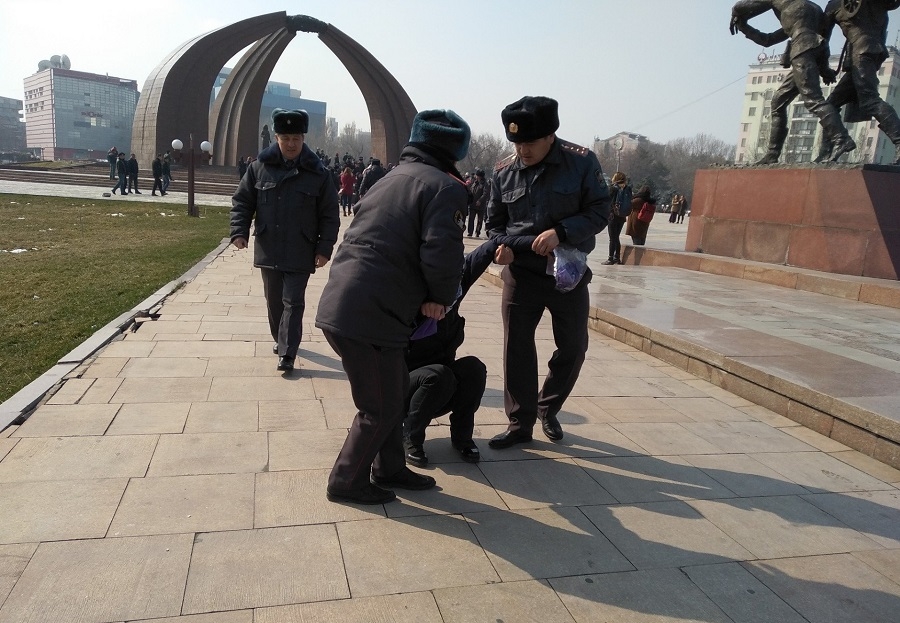 Анджелину Джоли вожделеет толпа лесбиянок