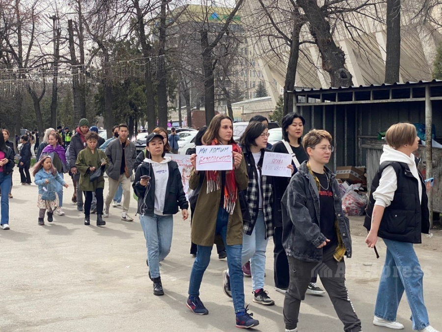 «Нам не нужны цветы, нам нужны свобода слова и права». В Бишкеке прошел марш за права женщин