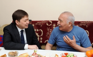 Сапар Исаков передал народным артистам материальную помощь