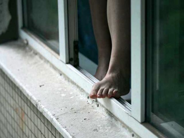 В Бишкеке 13-летняя школьница совершила суицид