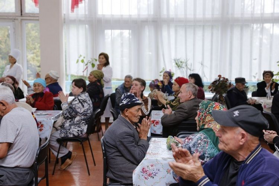 Министр Кудайберген Базарбаев поздравил подопечных Нижне-Серафимовского дома престарелых