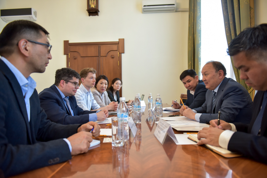 Мэрия Бишкека сообщила, что глава города встретился с представителями Всемирного банка (фото)