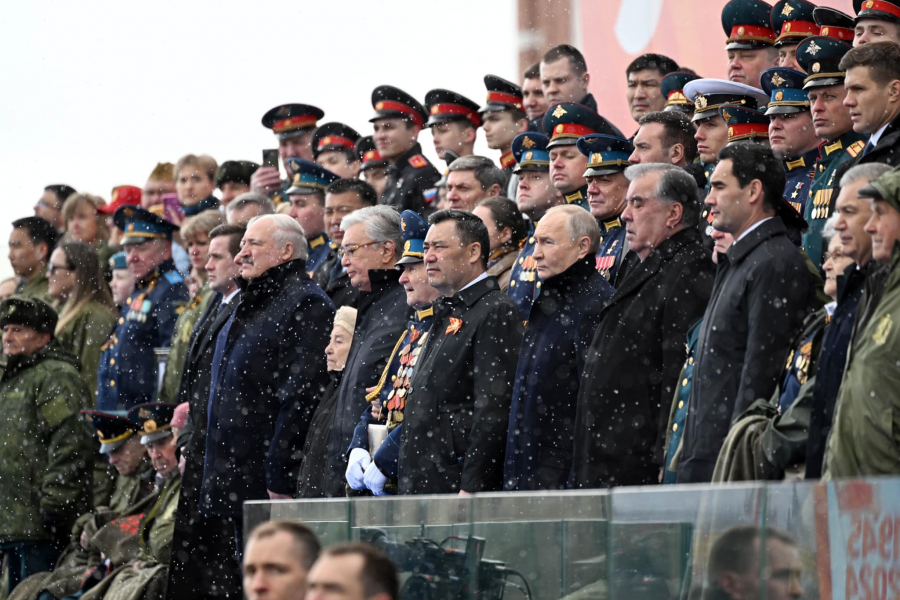 Садыр Жапаров принял участие в параде Победы в Москве - фото