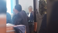 Алмазбека Атамбаева доставили в зал суда (фото)
