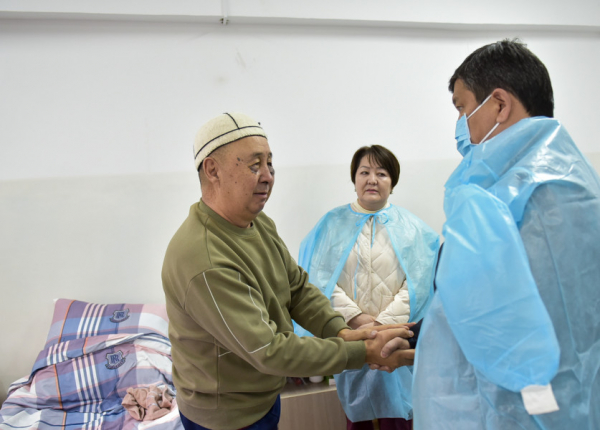 Пострадавшего учителя школы №83 посетили мэр столицы и министр просвещения