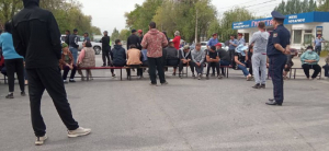 В селе Ленинском проходит митинг против самозахватчиков. Люди перекрыли дорогу
