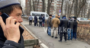 Возле здания ГКНБ собираются сторонники задержанного муфтия Максатбека Токтомушева (видео)