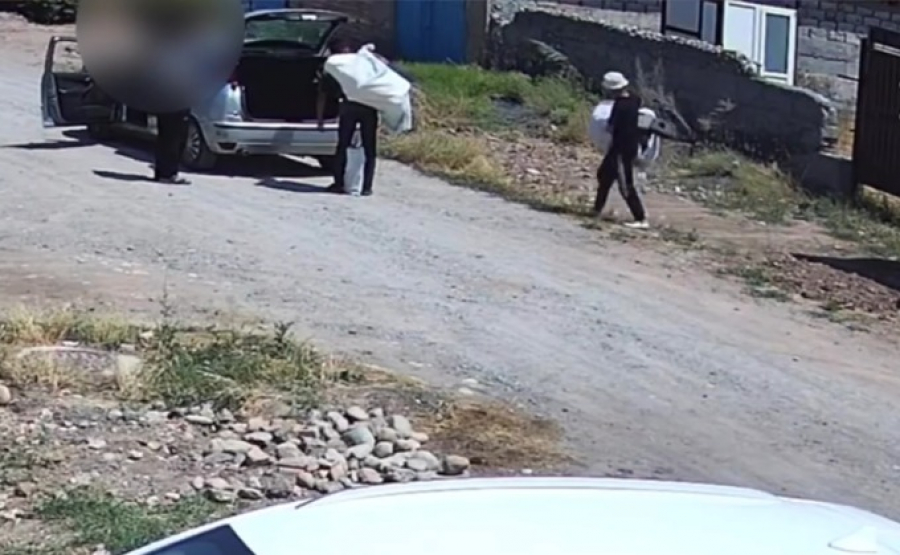 В Бишкеке воры украли из дома золотые кольца и сиденья авто и попали на видео