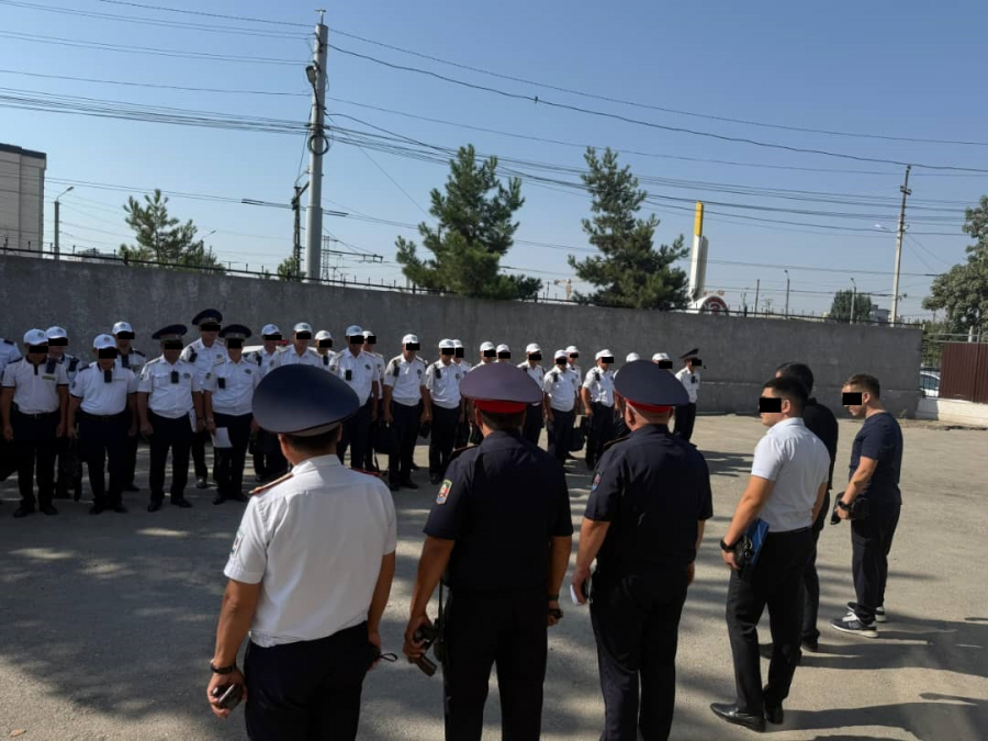 V Ošu so prijeli prometnega policista med postrojenjem