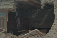 В селе Куршаб из-за гололеда легковушка снесла стену дома и слетела в арык - видео